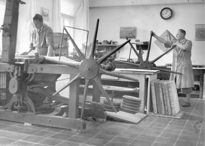 zwei Männer arbeiten an zwei Sternpressen; Aufnahme von etwa 1930